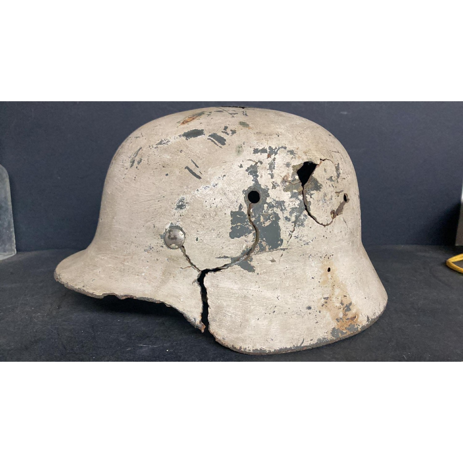 Deutscher M35-Helm in weißer Tarnbemalung, Feldfund, 99 % Tarnung