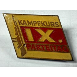Gedenknadel der Deutschen Demokratischen Republik (DDR). Abzeichen „Kampfkurs – IX. Parteitag“