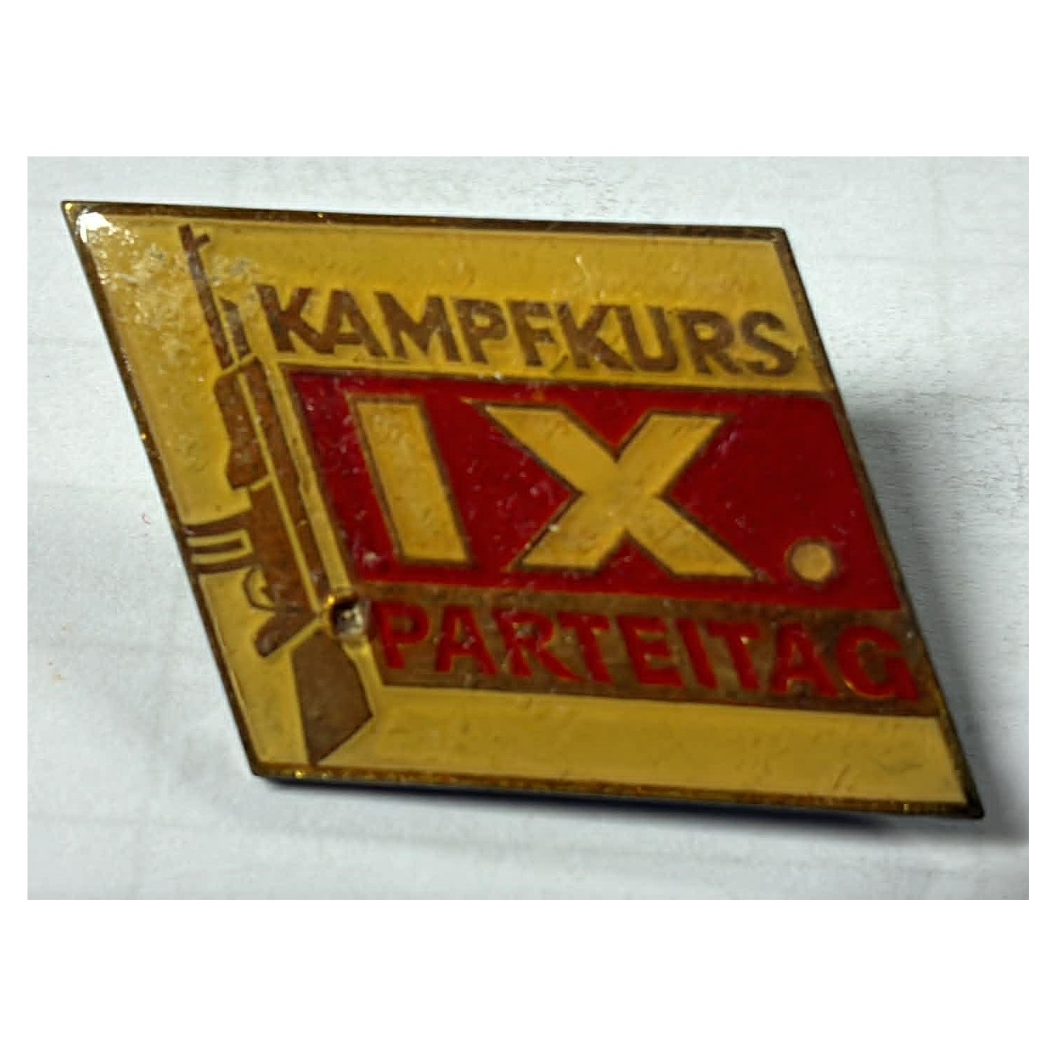 Spilla commemorativa della Repubblica Democratica Tedesca (DDR). Distintivo "Kampfkurs - IX. Parteitag"