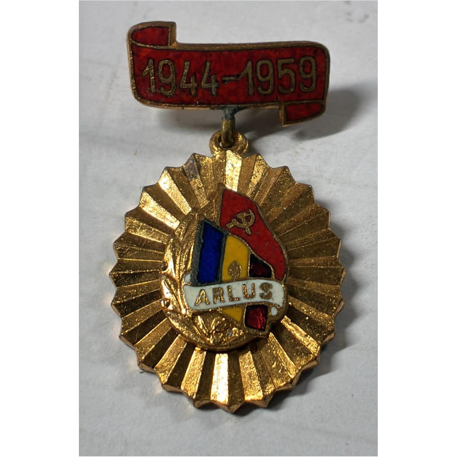 Spilla commemorativa che celebra i primi 15 anni dell'amicizia tra l'Unione Sovietica e la Romania