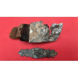 Konvolut bestehend aus einer WH-Gürtelschnalle und einer Nahkampfspange aus einer Ausgrabung