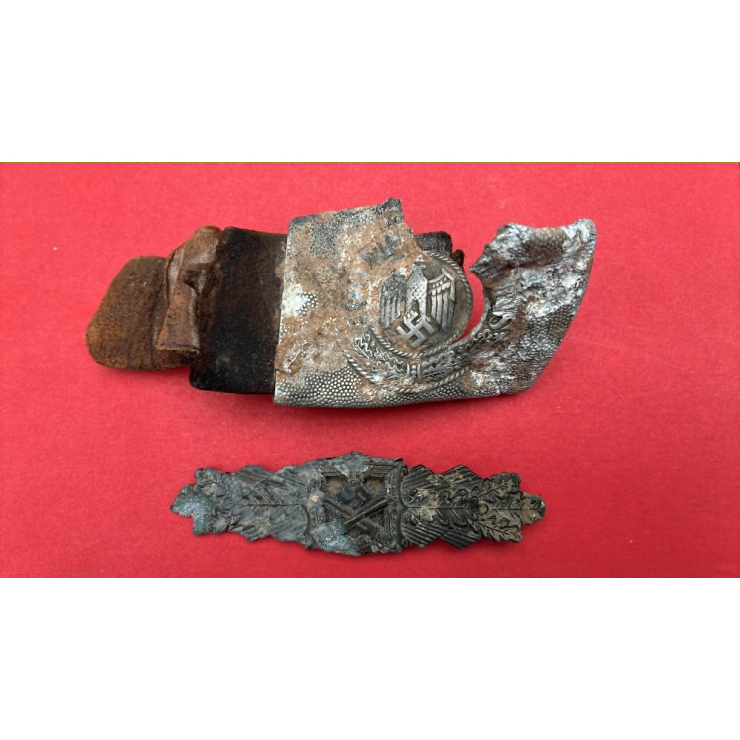 Lot consisting of a WH buckle and a Nahkampfspange from an excavation