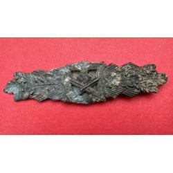 Lot consisting of a WH buckle and a Nahkampfspange from an excavation