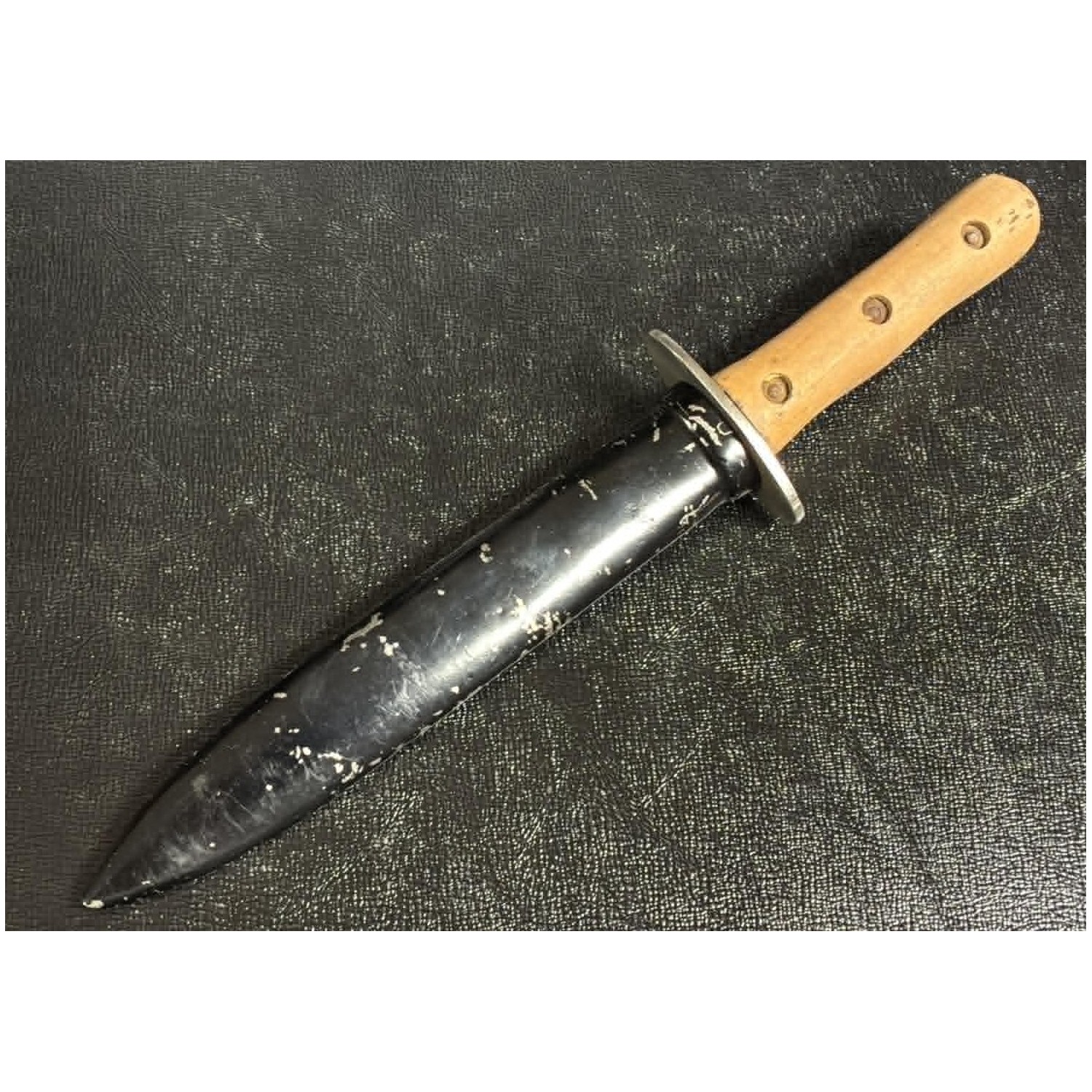 Beautiful Royal Italian Army M39 combat dagger.