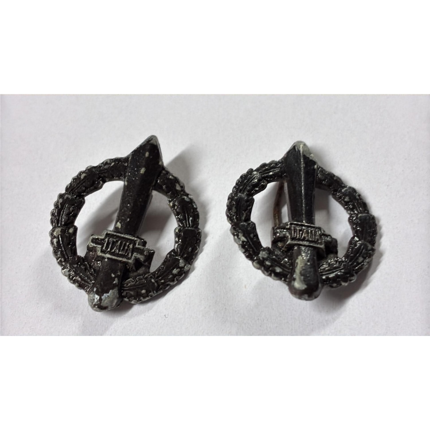 Rarity! Pair of low-visibility black enameled gladii from the RSI period