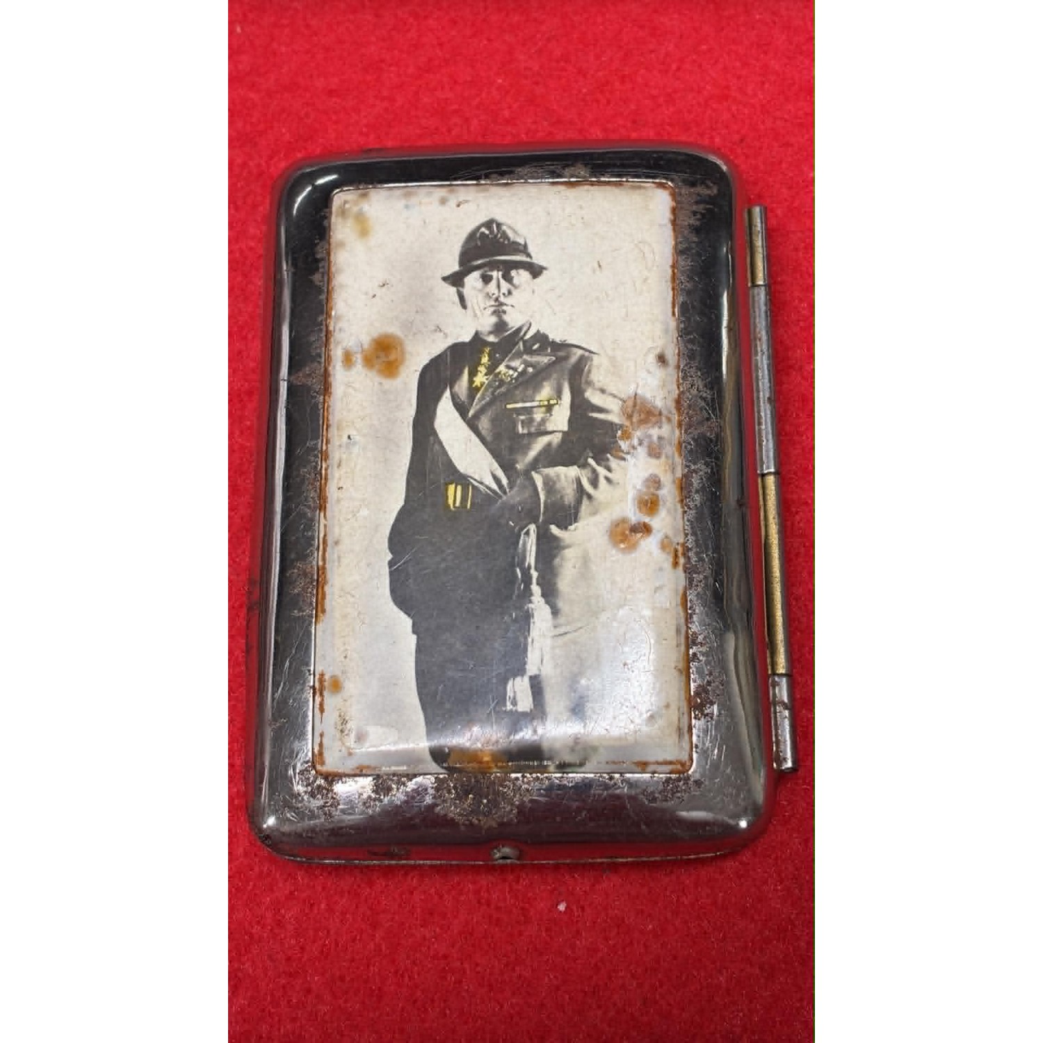 Metal cigarette case with a photo of Duce Benito Mussolini.