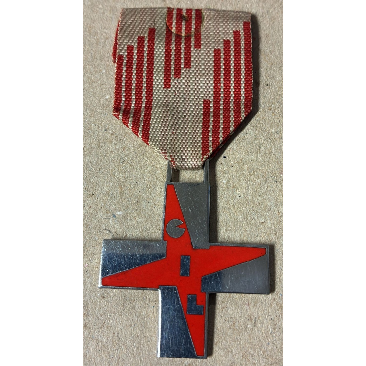 GIL Kreuz, rote Farbe, kleines Modell