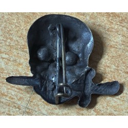 Totenkopf aus Blech, ursprünglich vom Schulterstück der Schwarzen Brigaden der RSI