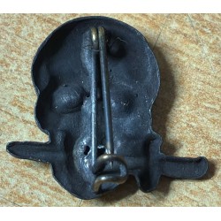 Totenkopf aus Blech, ursprünglich vom Schulterstück der Schwarzen Brigaden der RSI (Italienische Sozialrepublik).