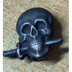 Totenkopf aus Blech, ursprünglich vom Schulterstück der Schwarzen Brigaden der RSI (Italienische Sozialrepublik).