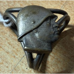 Balilla-Schalclip mit dem Helm-Abbild des Duce.
In Italienisch