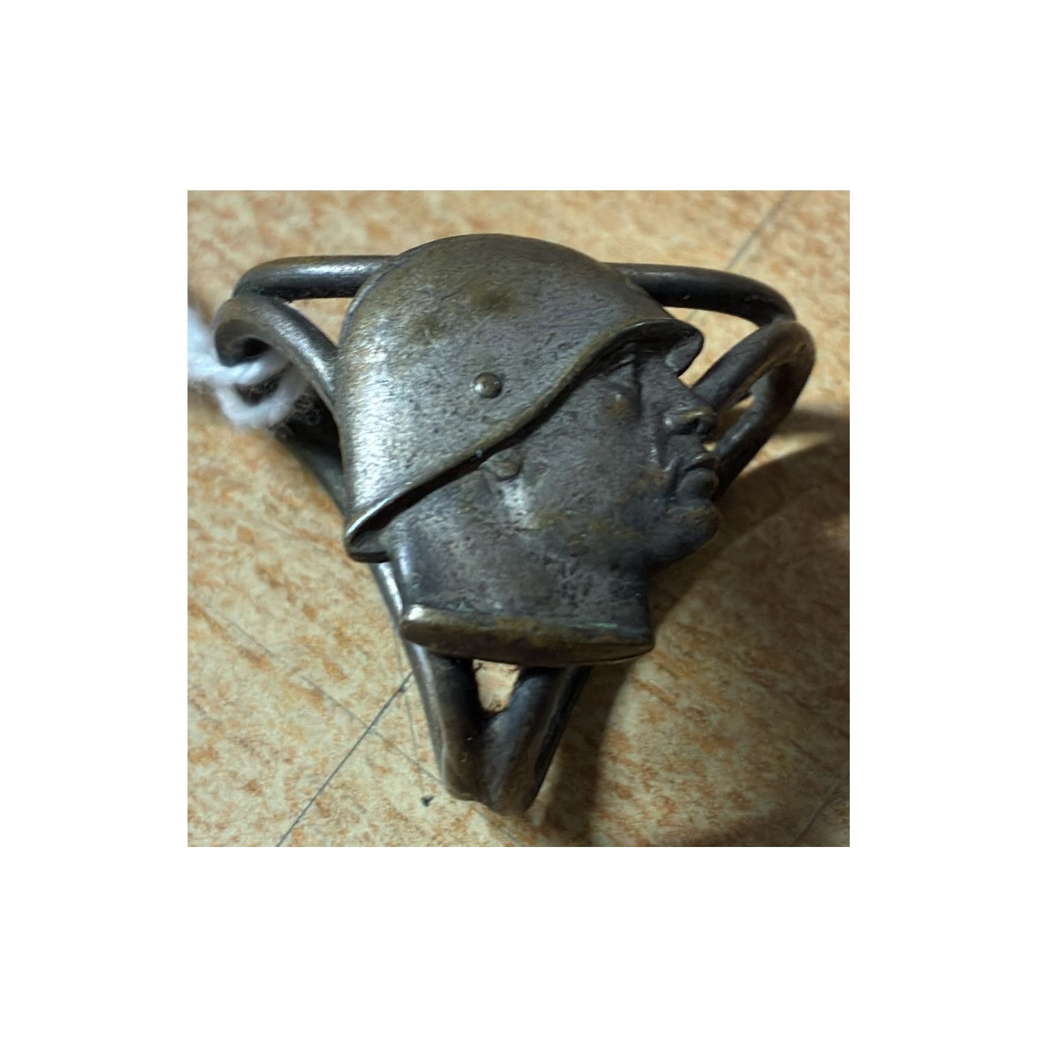 Balilla scarf clip, featuring the helmeted effigy of the Duce.
In Italian