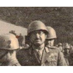 Seltener italienischer Helm M33 der Königlich Italienischen Armee in Graugrün mit Generalstabsabzeichen.