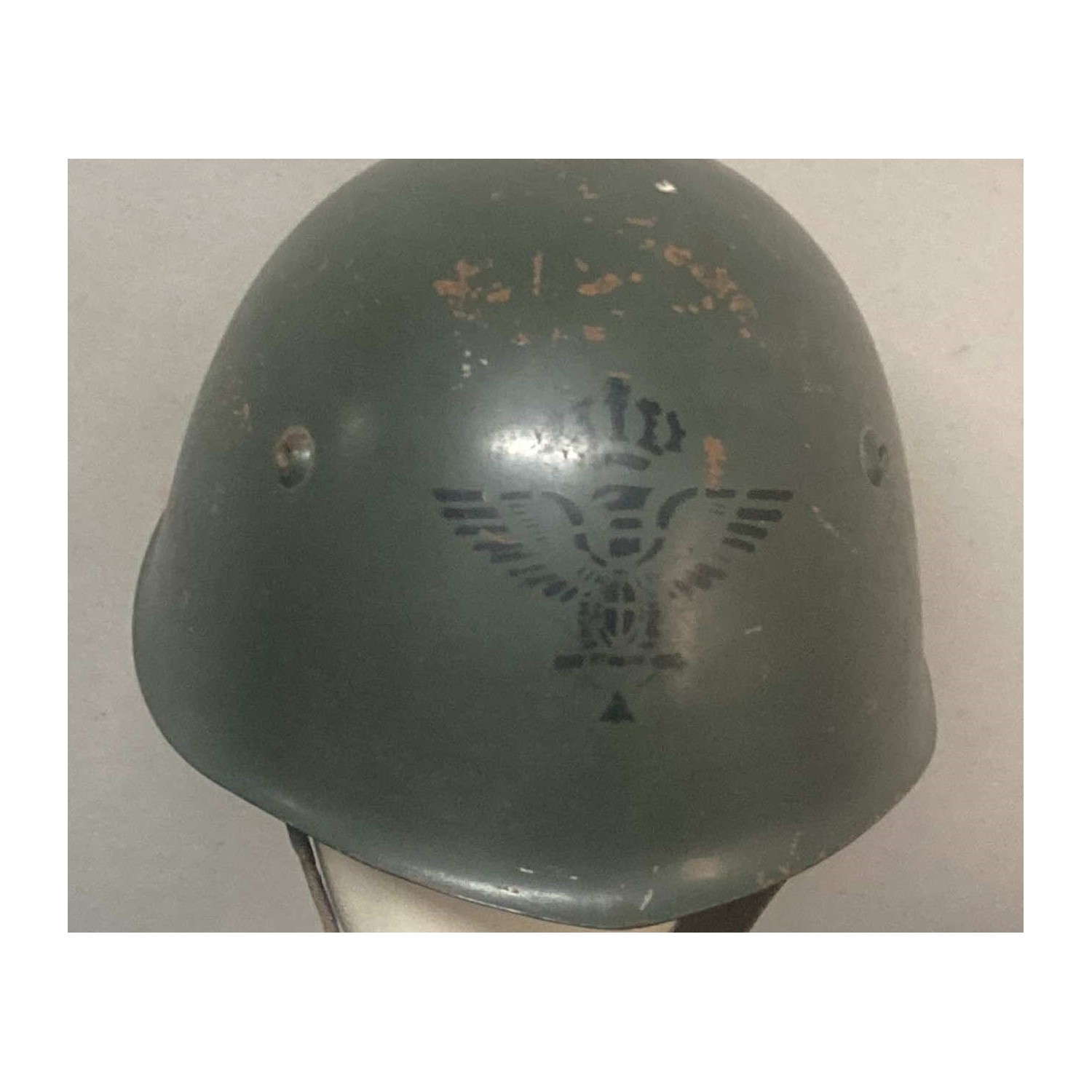 Seltener italienischer Helm M33 der Königlich Italienischen Armee in Graugrün mit Generalstabsabzeichen.