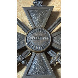 Das französische Croix de Guerre des théâtres d'opérations extérieures ist eine 1921 gestiftete militärische Auszeichnung