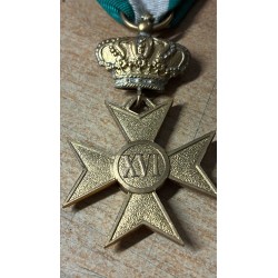 Croce per anzianità di servizio del Regio Esercito Italiano.Il numero romano "XVI" indica 16 anni di servizio militare.