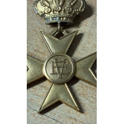 Croce per anzianità di servizio del Regio Esercito Italiano.Il numero romano "XVI" indica 16 anni di servizio militare.