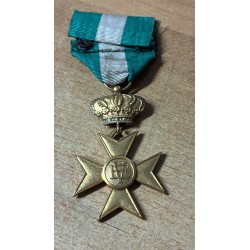 Croce per anzianità di servizio del Regio Esercito Italiano.Il numero romano "XVI" indica 16 anni di servizio militare.