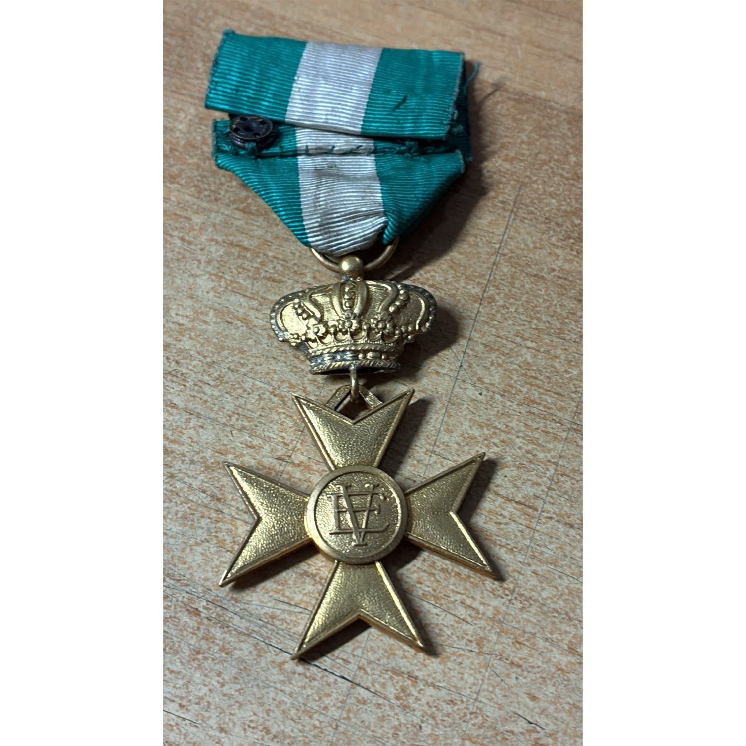 Croce per anzianità di servizio del Regio Esercito Italiano.Il numero romano "XVI" indica 16 anni di servizio militare.