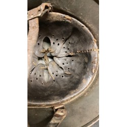 Deutscher M35 WH-Helm mit einem Abzeichen.