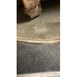 Deutscher M35 WH-Helm mit einem Abzeichen.