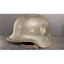 Deutscher M35 WH-Helm mit einem Abzeichen.