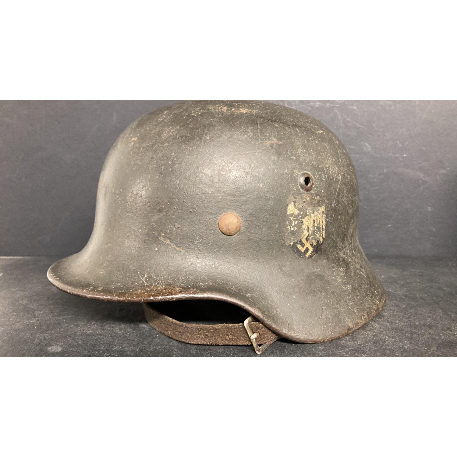 Deutscher M35 WH-Helm mit einem Abzeichen.