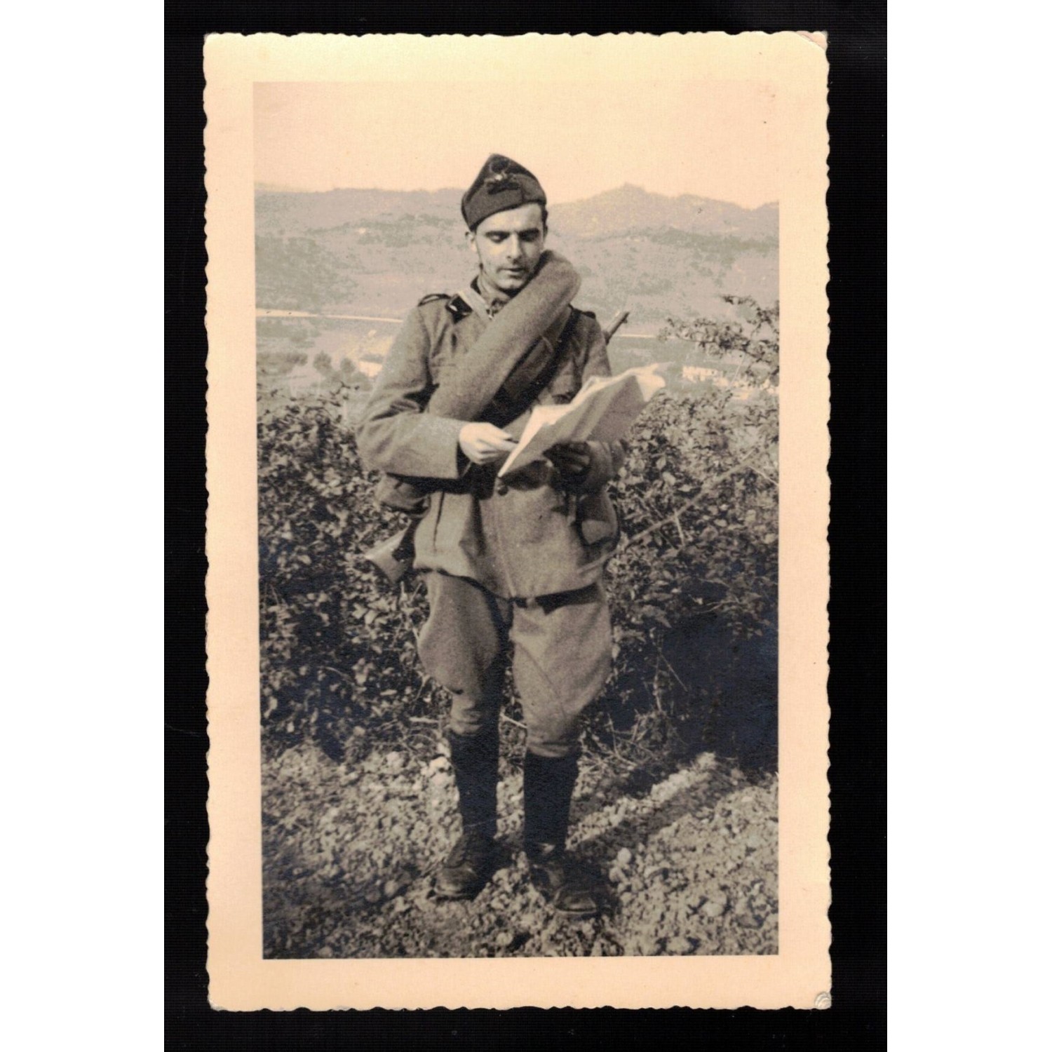 Foto di un Artigliere in uniforme da campagna , truppa 1938