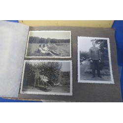 Kriegsernerungen. Album fotografico con foto della seconda guerra mondiale  realizzate da un soldato tedesco. Album oblungo con copertina verde su cui  è incastrato un piccolo serbatoio di plastica e che include l'iscrizione