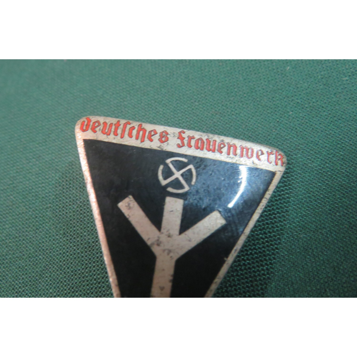 Distintivo Deutsche Frauenwerk Badge, RZM M1/105