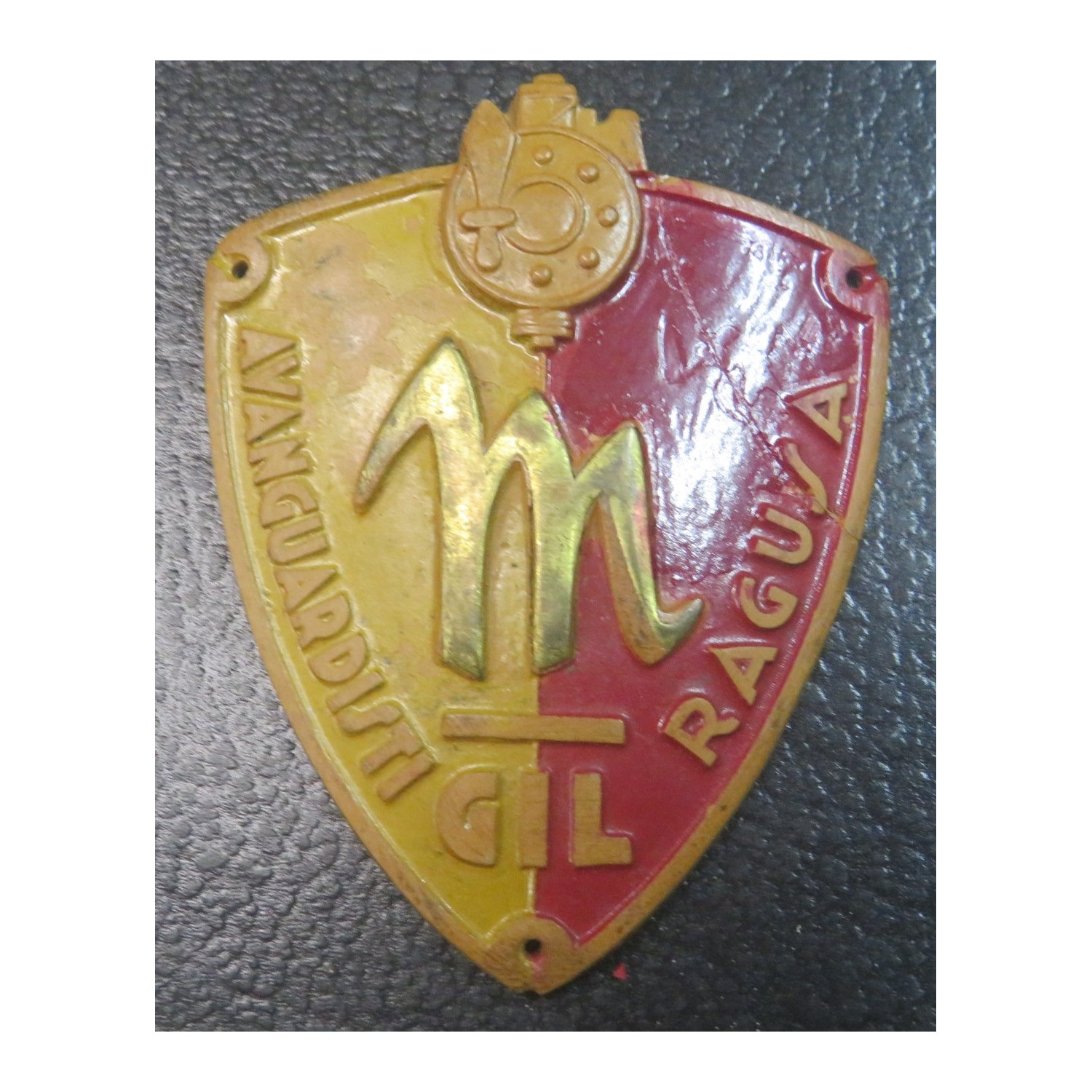 Scudetto AVANGUARDISTI GIL Ragusa modello in bachelite