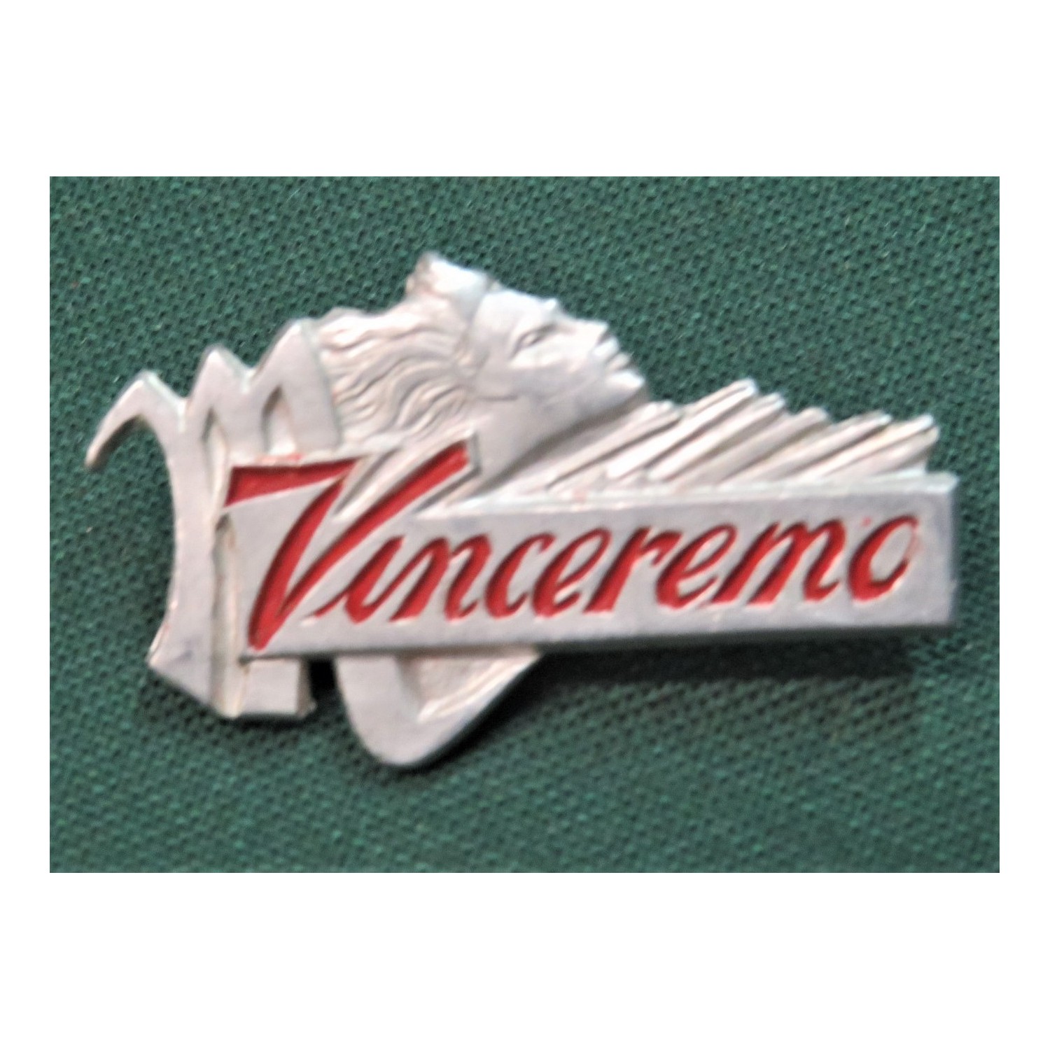 Distintivo VINCEREMO in alluminio