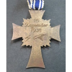 Medaglia Croce d'onore per le madri tedesche Ehrenkreuz der deutschen Mutter , piccola scheggiatura al braccio inferiore
