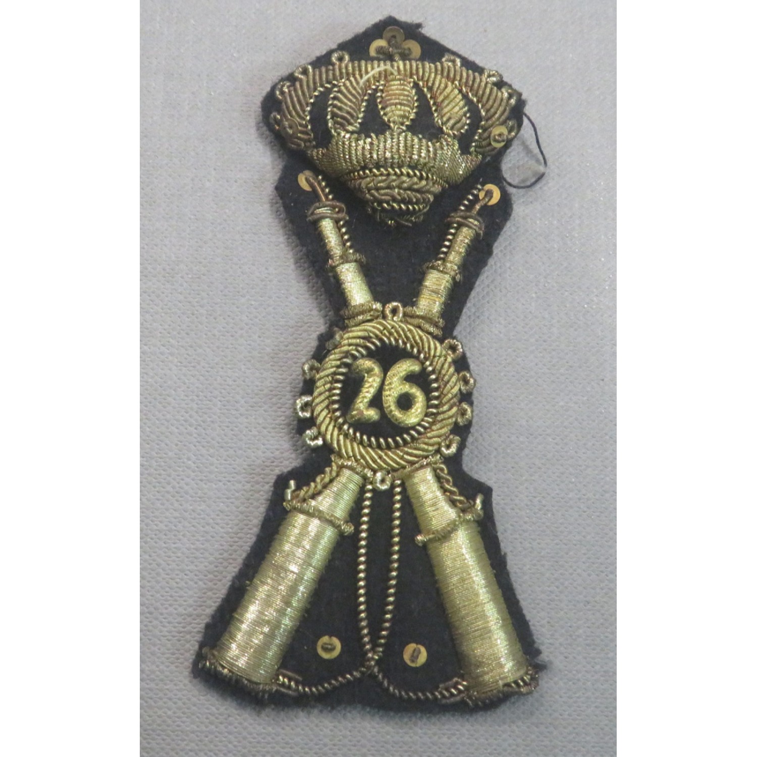 Fregio da ufficiale del 26° Rgt. Fanteria su base nero per grande uniforme M34