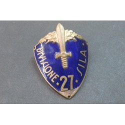 Arm shield of officer 27th Div.ne SILA, in bronze and enamel, slight chipping at the base of the number