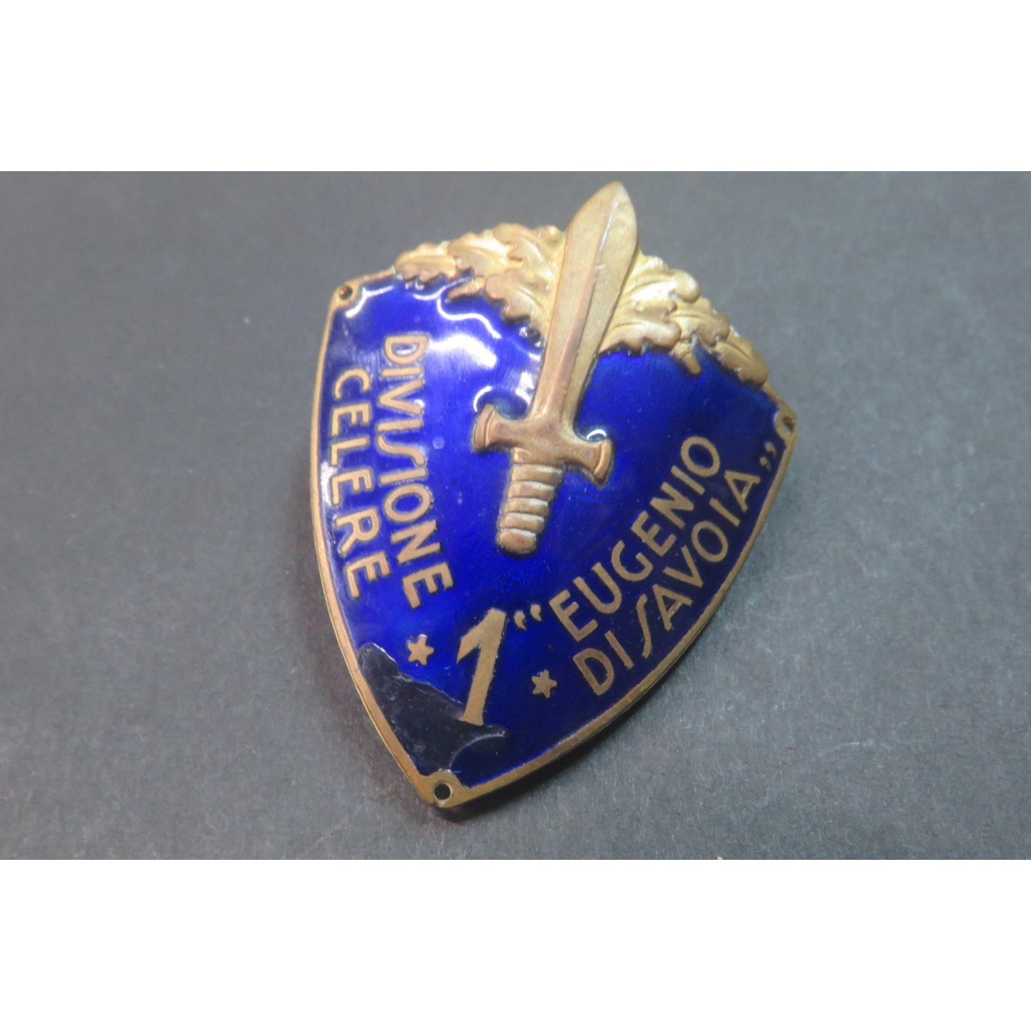 Scudetto da braccio da ufficiale 1a Div.Celere Eugenio di Savoia , lieve  scheggiatura al quarto inferiore con restauro