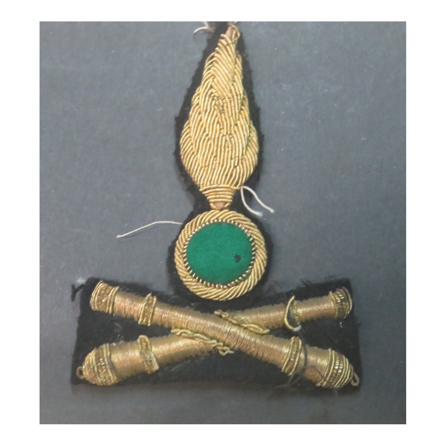 Hat front badge for the cap of an Artillery Officer of the GAF Guardia alla Frontiera