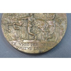 medaglione antiquam exquirite matrem ex urbe per orbem pugitus leonis