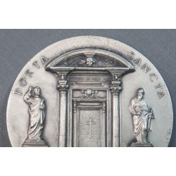 Beautiful non-portative medal commemorating the opening of the Holy Door Jubilee in 1925